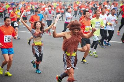 “原始人”打扮的參賽者向觀眾揮手。