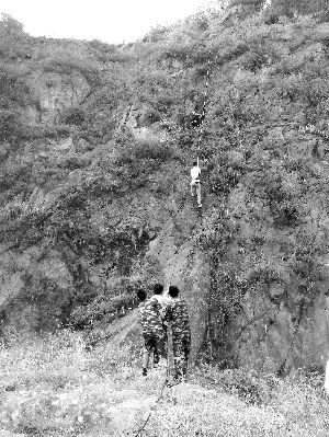 經(jīng)過(guò)三個(gè)半小時(shí)的緊張救援，半山腰的男子被成功救下 消防供圖