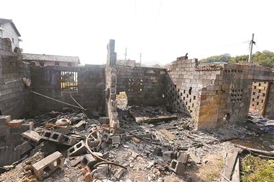 湖南省婁底市婁星區(qū)石井鎮(zhèn)山泉村橋溪港煤礦設(shè)備被搶劫一空，形成了廢墟