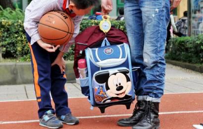 10月28日，記者對成都市某小學(xué)學(xué)生的書包進(jìn)行稱重，該學(xué)生書包的重量為7.8公斤。