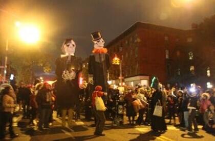 年底將近，派對集中，如何讓子女免受不良人士的侵犯，家長需要警惕并提醒子女注意。（美國《世界日報》/黃伊奕 攝）