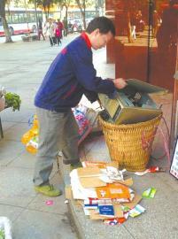 王光偉靠收廢品拾荒為生，每月僅有1000元的微薄收入。