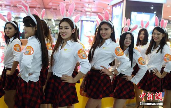 11月11日晚，一百位統(tǒng)一打扮的“兔女郎”現(xiàn)身南京新街口，逛街看電影玩快閃，走到哪里都被圍觀。