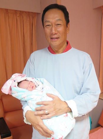 喜得愛(ài)女臺(tái)灣富豪郭臺(tái)銘大方公開(kāi)女兒照片（圖）