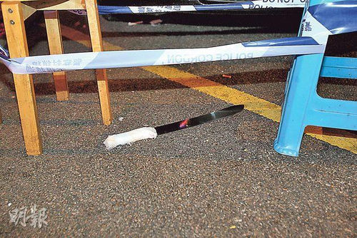 香港鬧市8名男子追斬1男子 刀指警員被制伏(圖) 香港鬧市8名男子追斬1男子 刀指警員被制伏(圖)