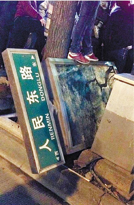 路牌都踩翻，還有人上了樹(shù)，城管不出手，也確實(shí)不大合適。