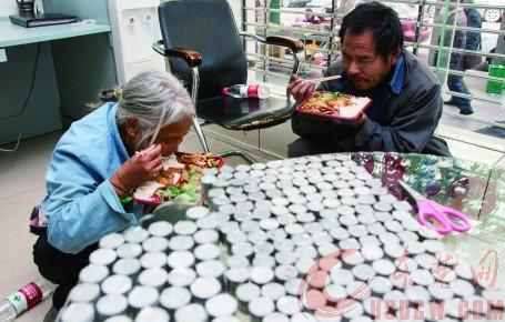 夫婦倆吃著工作人員準(zhǔn)備的盒飯，硬幣已被清點(diǎn)出來(lái)。