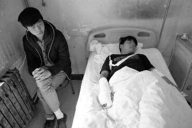 17歲男生學校食堂正吃飯被人砍斷三根手指