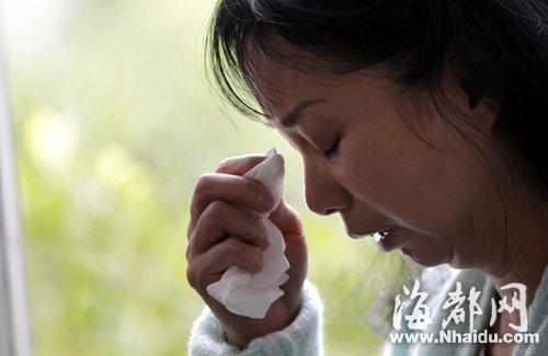 小梅的媽媽看到女兒發(fā)來的信息，就忍不住落淚