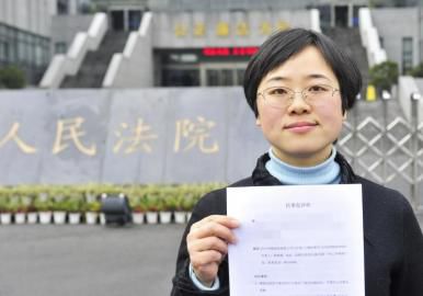 12月3日，起訴代理人出示公訴書。