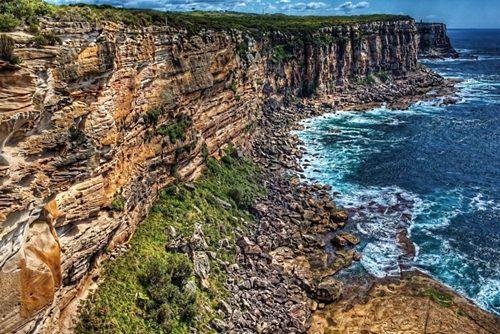 圖為英國游客看日出時摔落的懸崖。