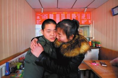 何女士找到了兒子小新后，把兒子緊緊抱在懷里。京華時(shí)報(bào)記者趙思衡攝