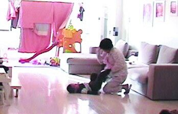 遼寧一家長監(jiān)控保姆虐兒視頻曝光 遼寧一家長監(jiān)控保姆虐兒視頻曝光