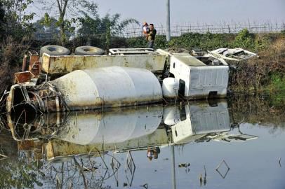 12月23日，側(cè)翻在荷塘的罐車。