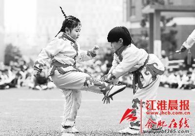 兩名小朋友在進(jìn)行武術(shù)對(duì)打表演。