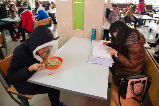 圖為在食堂內(nèi)復(fù)習(xí)的學(xué)生。