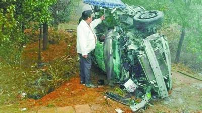 好心的路人為傷者撐傘遮雨。通訊員李鵬程 攝