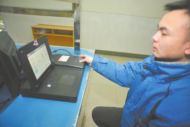 高考報名錄入指紋開始執(zhí)行,在校生由學校統(tǒng)一錄入。