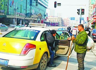 行乞者與保安聊天，竟頻頻對保安的收入表達(dá)出了不屑。