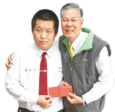 校長稱贊鄭詠釧（左）處變不驚，頒發(fā)2000元臺幣紅包“壓驚”，并記一大功。