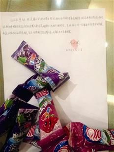 為表謝意，他特意買(mǎi)來(lái)20根棒棒糖送給民警。