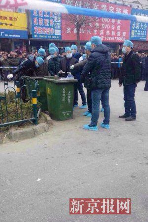 亳州路邊垃圾桶內(nèi)驚現(xiàn)碎尸。網(wǎng)友供圖