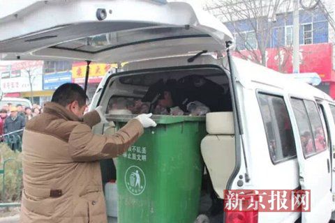 亳州路邊垃圾桶內(nèi)驚現(xiàn)碎尸。網(wǎng)友供圖