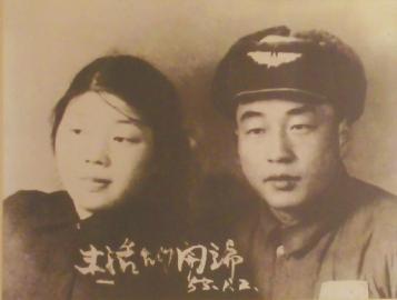 當(dāng)年的結(jié)婚照老人還保留得很好。