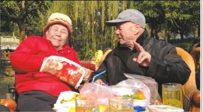 結(jié)婚60年，梁玉芹婆婆和王再功爺爺恩愛如初。