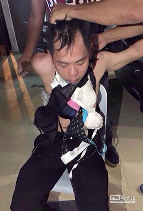 新加坡一名內(nèi)衣賊，被迫穿上女性?xún)?nèi)衣游街示眾。