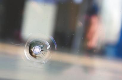 現(xiàn)場留下的鋼珠和玻璃上的彈痕 記者李鵬飛 攝 現(xiàn)場留下的鋼珠和玻璃上的彈痕 記者李鵬飛 攝