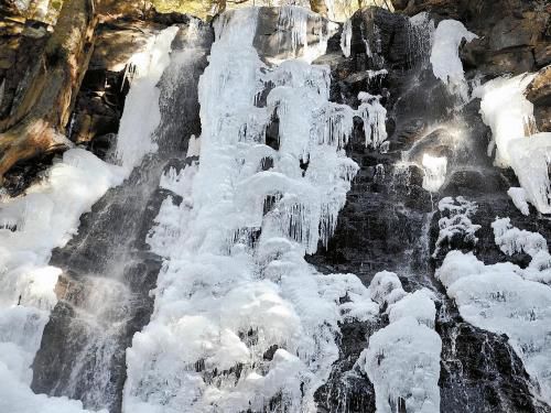富士河口湖畔的瀑布結(jié)冰，成了一道“冰瀑”。