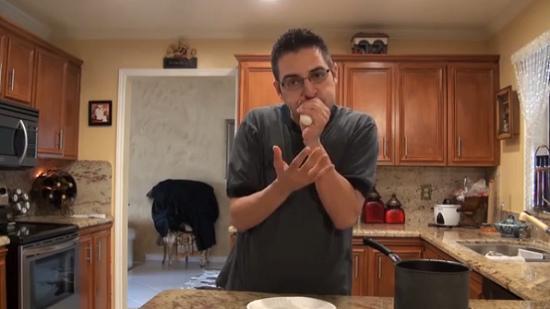 這名男子用手捏緊雞蛋，從窄口一吹，便能輕易把雞蛋吹出，而且不帶任何碎片。