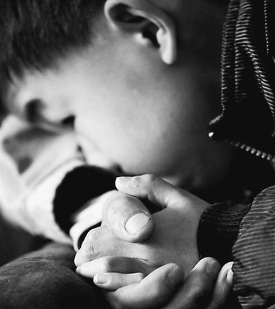 10歲小兒子緊緊握著哥哥的手。資料圖片