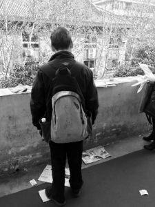 “娃在湖南上大學(xué)，馬上就要畢業(yè)了，所以我經(jīng)常在網(wǎng)上瀏覽咸陽(yáng)、西安的招聘信息，想讓他畢業(yè)后留在我和他媽身邊……”3月14日，秦都區(qū)人才交流中心在區(qū)政府二樓舉辦招聘會(huì)，一名50多歲的“求職者”吸引了不少人的目光。據(jù)悉，此次招聘會(huì)共有市內(nèi)外112家企業(yè)參加，提供就業(yè)崗位3200個(gè)。