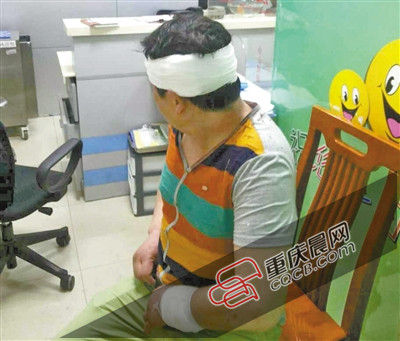 昨日，受傷的游客譚先生在醫(yī)院接受治療。