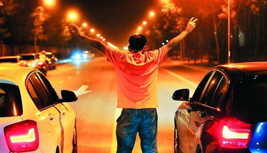 2013年8月25日凌晨，北京，在東壩大街路口進行的一場飆車。