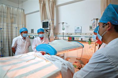 受傷醫(yī)生覃某正在進行治療。昨日上午，醫(yī)生覃某在醫(yī)院乘電梯期間，被一名患者潑汽油并點燃，致重度燒傷。圖/CFP