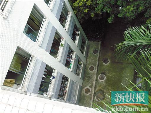 據(jù)目擊者稱,當(dāng)時(shí)墜樓者躺在右排中、下兩個(gè)井蓋中間附近。