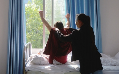 出院前，窗外透進(jìn)一道陽光，打在他的身上。