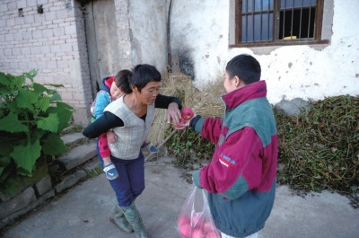 看到他遞來蘋果，村人尷尬地笑笑，婉拒了。