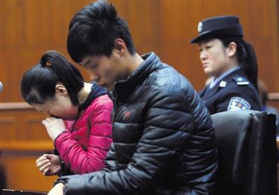 昨日，因殺死自己的親生兒子，被告人王某受審，其男友喬某則因涉嫌幫助毀滅證據(jù)罪受審。