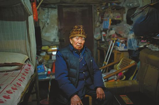 1月14日，成都五塊石車站附近，廖弟友在家接受記者采訪。