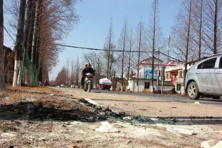 現(xiàn)場(chǎng)有條帶血的輪胎印記。