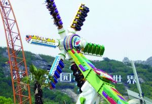 3月28日零點剛過幾分鐘，上海迪士尼6月16日開園日的門票就宣告售罄，巨大的訪問量一度導致票務系統(tǒng)出現(xiàn)間歇性故障，被網(wǎng)友調(diào)侃“激烈程度堪比春運”。網(wǎng)上甚至有“黃?！睂⒁粡堥_園門票炒到幾千元。