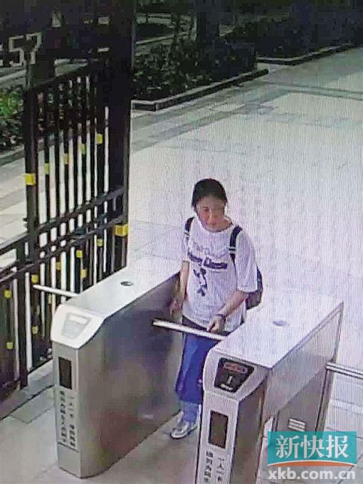 小區(qū)監(jiān)控拍到,保姆“李晴”于14日下午1時55分背著官女士的背包離開。均為當事人供圖