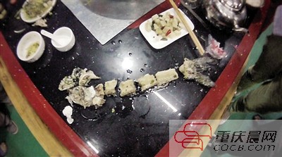 拼出魚骨，推斷魚沒有3斤8兩。 本報記者 平索茜 攝