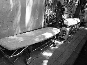 天壇醫(yī)院外商販出租的床，一天350元。汪慧賢/攝