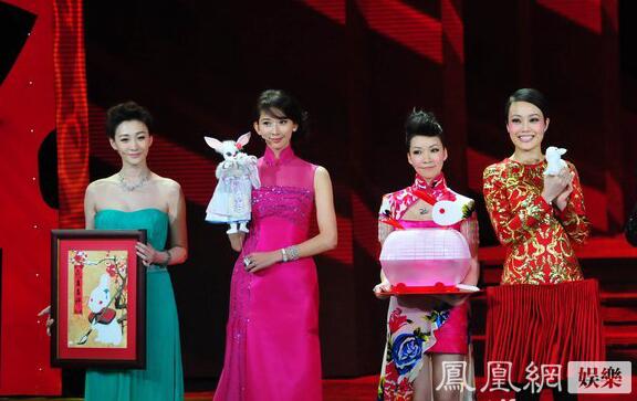 一直覺(jué)得長(zhǎng)得奇怪的景甜，跟劉天仙的合影，竟然還不錯(cuò)。