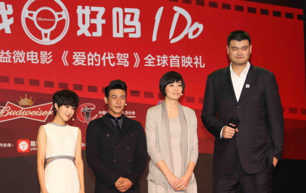 易建聯(lián)與姚明的合影本來(lái)好好的，丁俊暉一出現(xiàn)，立馬變“深V”，心疼小暉一秒